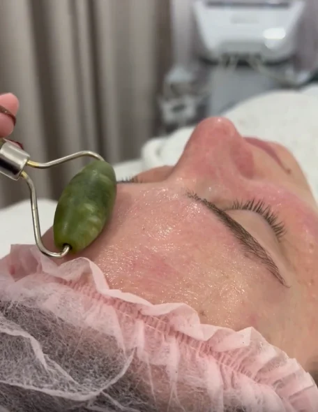 Limpeza de pele sendo realizada na clínica