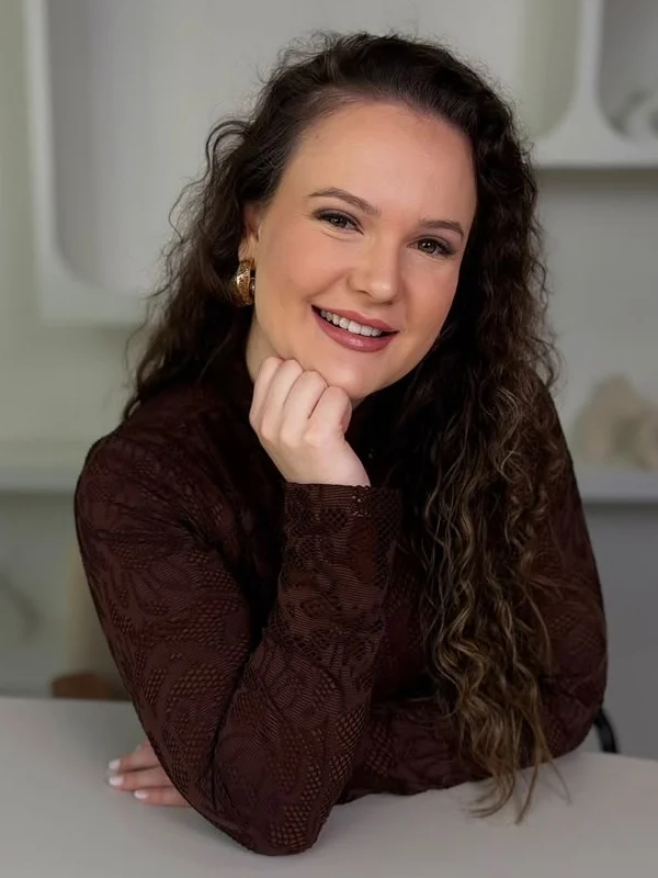 Dra. Luana Piovesani, especialista em diástase e estética avançada